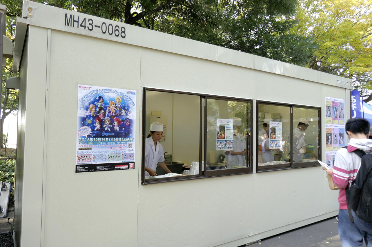 フードコーナーでは、東京すしアカデミーが制作協力を行った「ミニAqours丼」のブースが出店