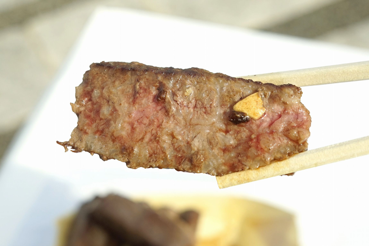 「松阪牛」と言えば脂の旨味が濃厚なイメージがありますが、ステーキにして食べることで弾けるような食感、お肉の旨味、濃厚な脂の旨味が感じられます。今回食べた料理の中で1番ウマイ！