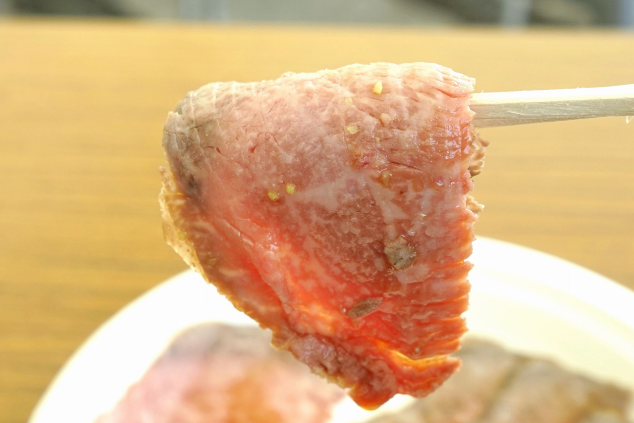 「前沢牛ローストビーフ」は、冷えた状態での提供でありながらもお肉が柔らかな食感で、脂の甘味とお肉の旨味がバランス良く楽しめます