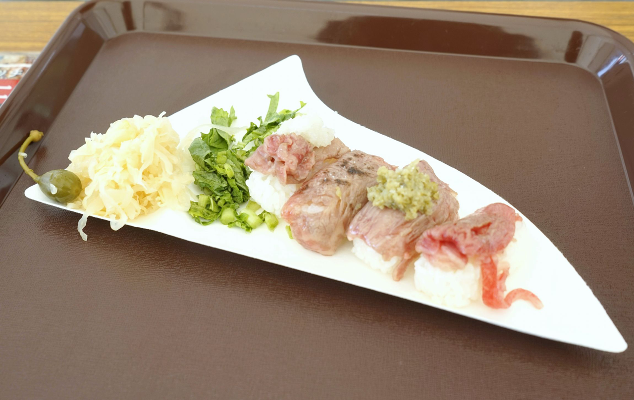 「ビストロ　ル　コントワール　ド　クエルクス」の「原田さんが選んだ仙台牛しゃぶしゃぶコンフィ寿司」には、ビストロの肉寿司とあって、ガリの代わりのザワークラウトやピクルスが添えられています