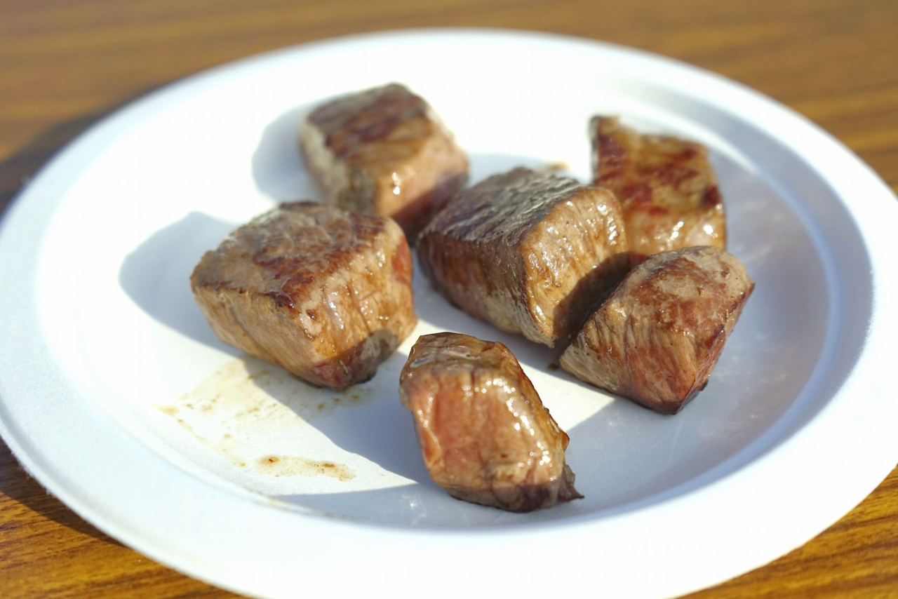 「特選牛ステーキ」ブースでは名牛「神戸ビーフ」のステーキもあって迷いましたが、今回は東京都あきる野市が産地である、「秋川牛のサイコロステーキ　100g」を食べてみることに