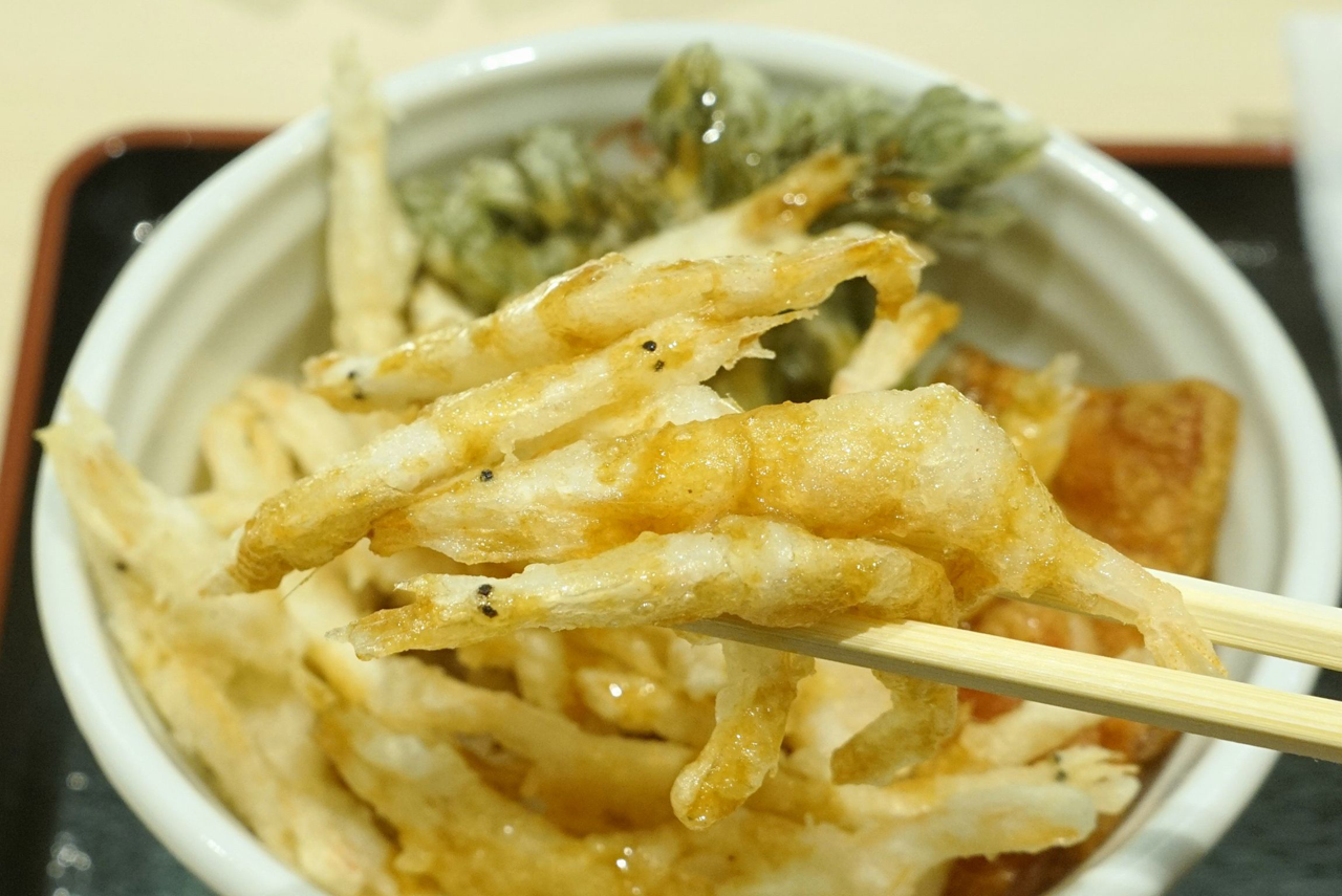 白えびの天ぷらは衣はサクサク、身は甘味があって美味しく、以前富山で食べた白えび天丼の美味しさが思い出されます