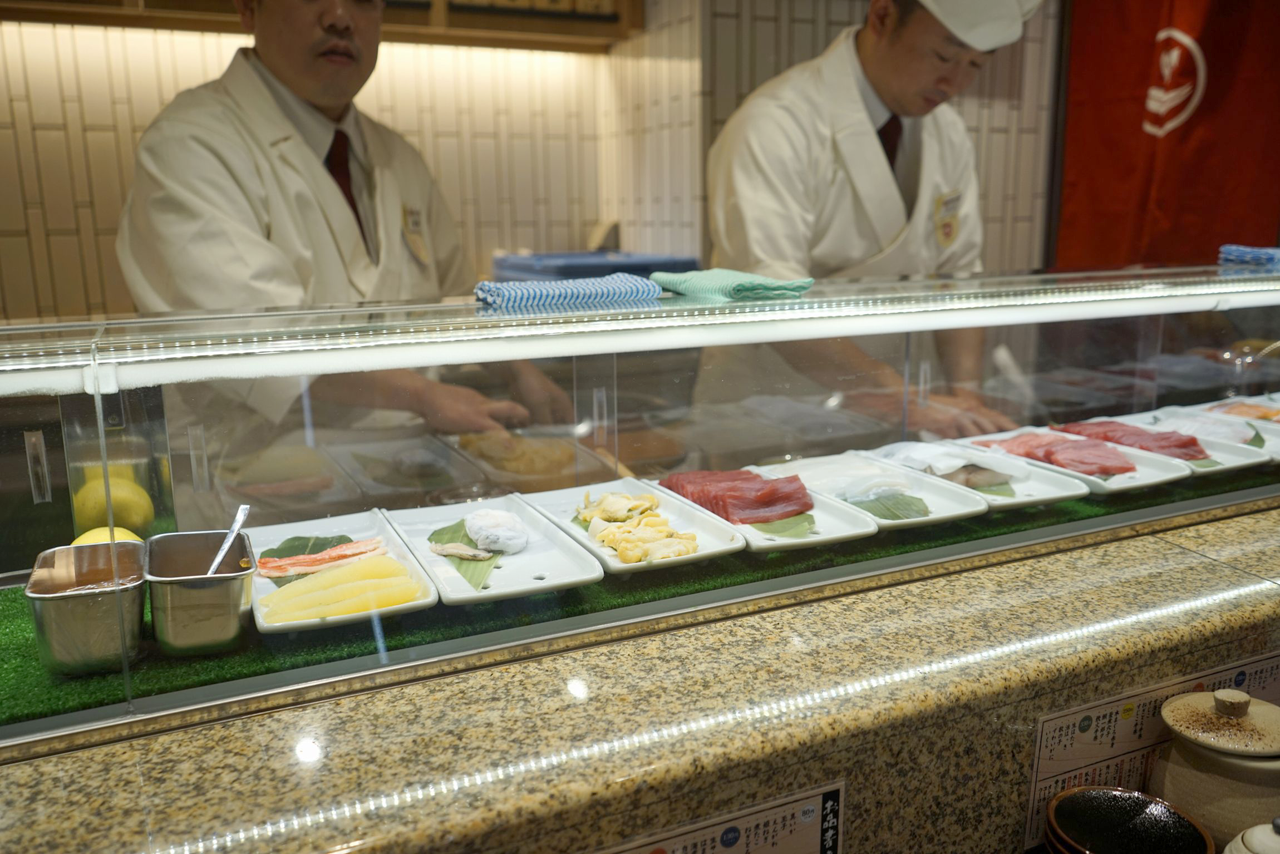「函館立ち食い寿司」は、ターミナル駅の東京駅構内という立地と、目の前で職人が握る寿司が1貫から楽しめることから、外国人観光客にも人気が出そうです