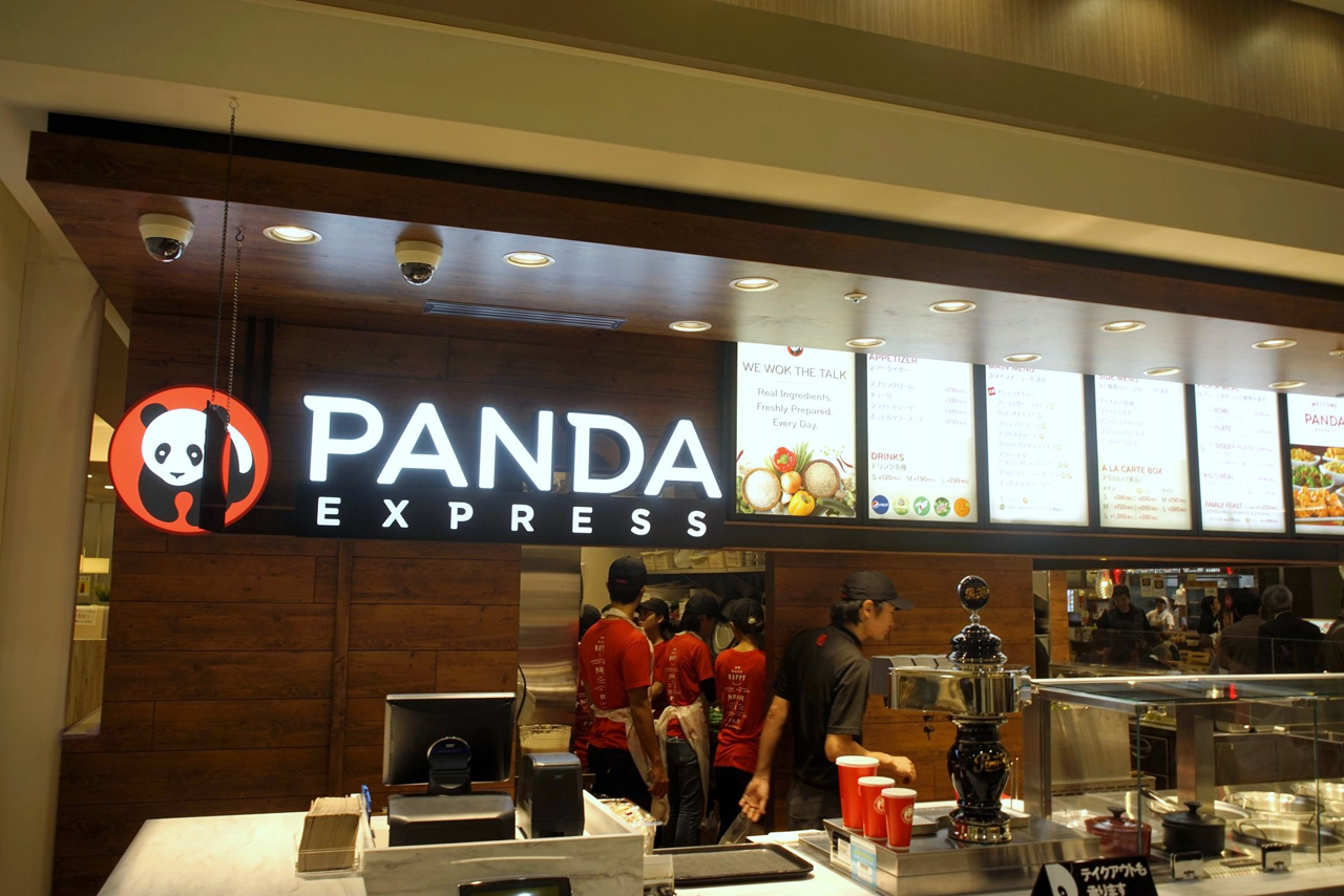 アメリカ式中華レストラン「パンダエクスプレス」日本1号店は、川崎駅チカの商業施設「ラゾーナ川崎プラザ」にオープン