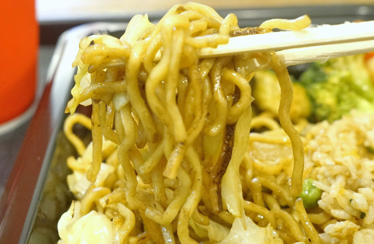 「炒麺」は日本の焼きそばと見た目はそっくりですが、ソースに甘さがないことと胡椒が効いていて、見かけよりもさっぱりな美味しさ