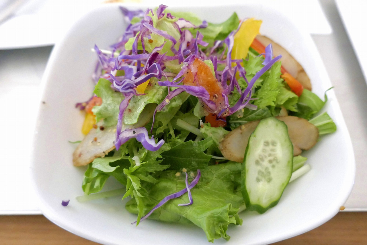 サラダは葉物野菜、根菜類が入ったボリューム重視な一品