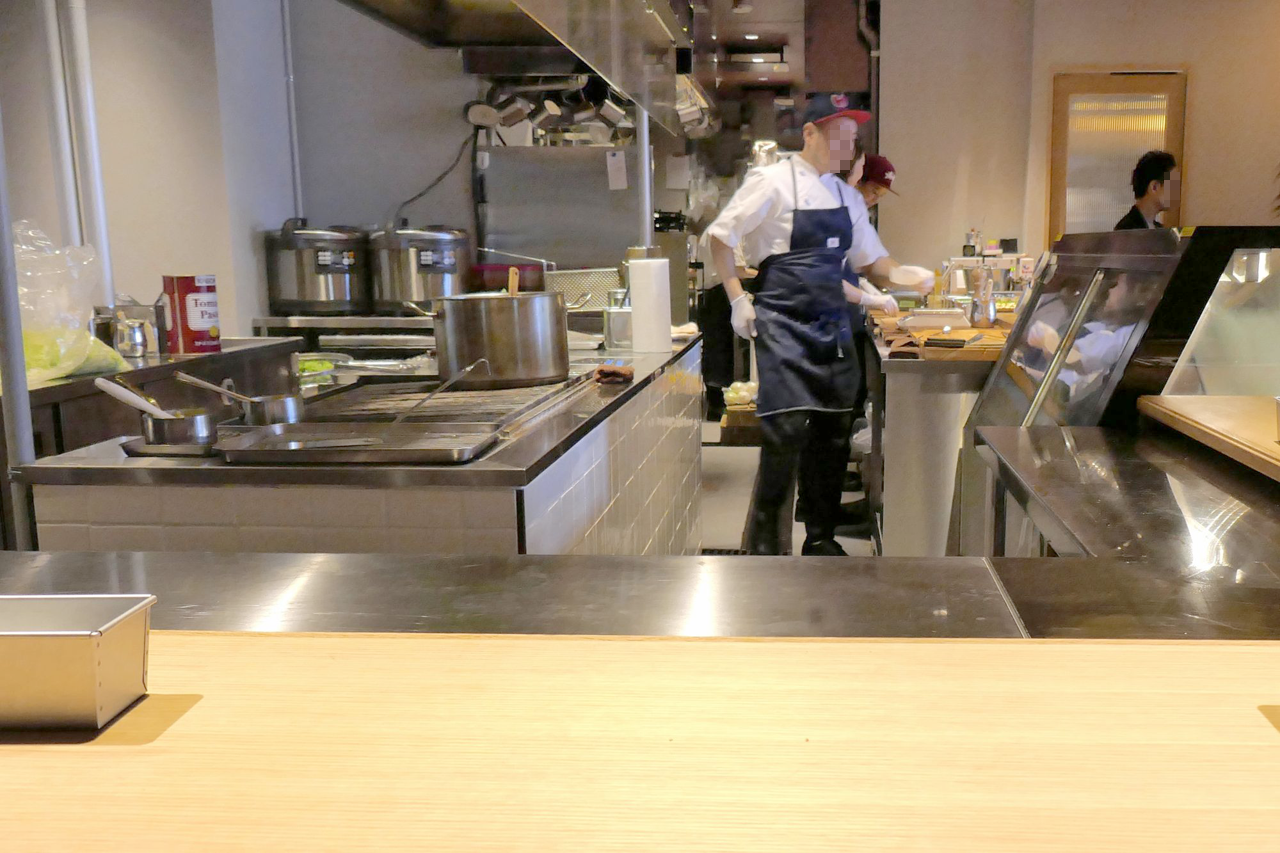 「GOOD　BARBEQUE」は、オープンキッチンスタイルのお店。調理している姿を見ているだけで美味しそう！