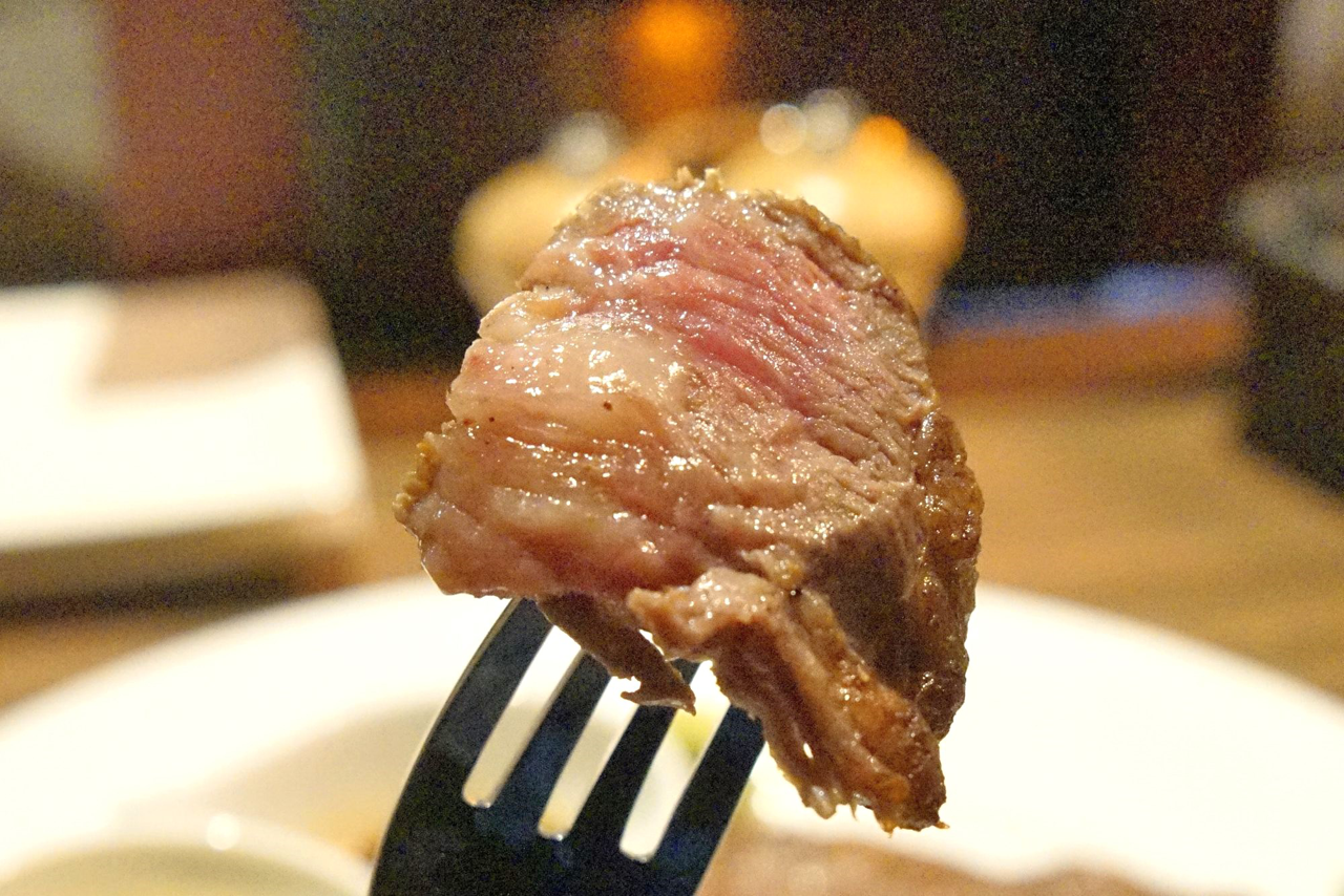 黒毛和牛のハラミを使ったステーキなので、素のままでもお肉が柔らかい上にメッチャ美味しくてビックリ！