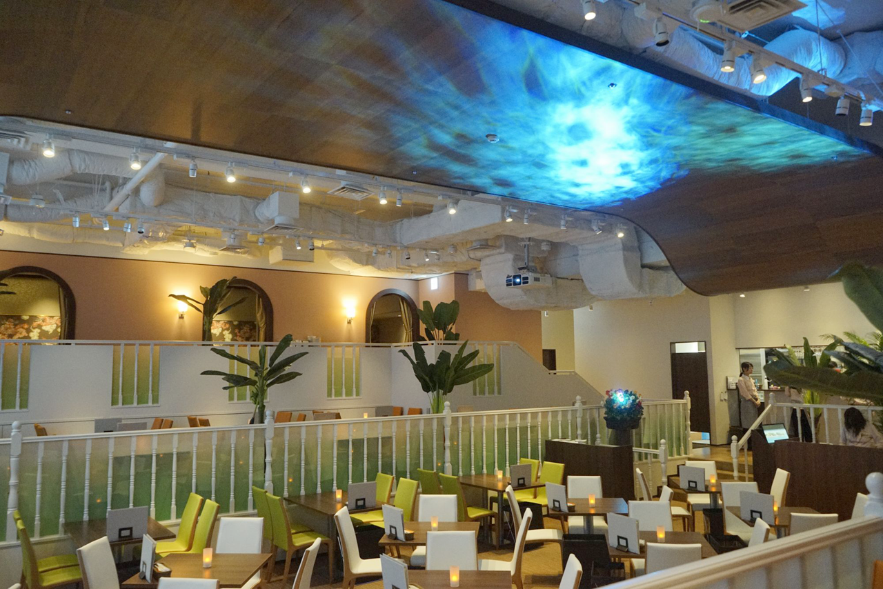 「パラパ」は天井が広く開放的なこともあって、リゾート地に行った気分で料理が楽しめます！