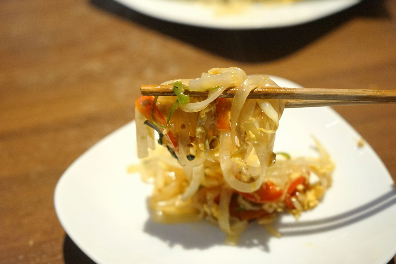「海老パッタイ」は、モッチモッチな米麺に甘いソースがガッチリ絡んでメチャウマで、アドバイスありがとうと叫びたくなる美味しさ
