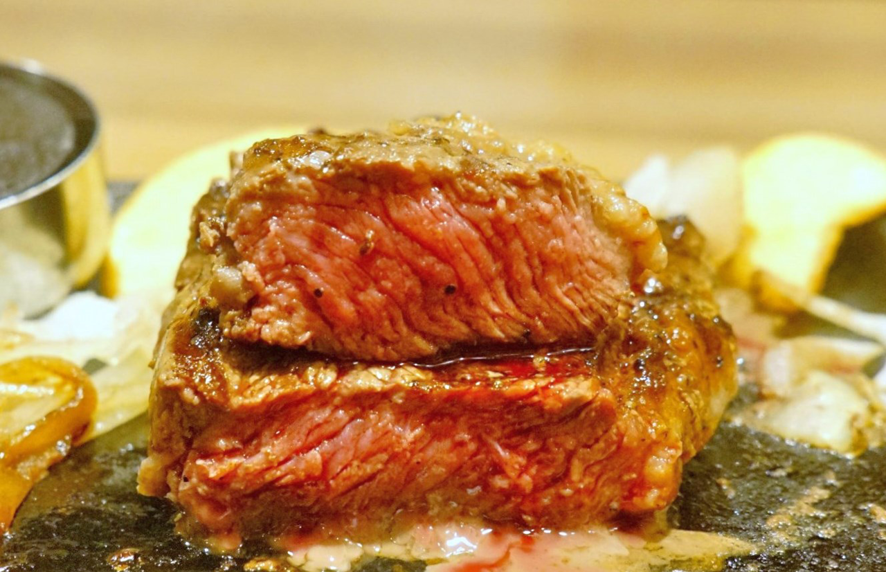 分厚い「イチボの熟成赤身ステーキ」は肉汁たっぷり。見た目も美味しい！