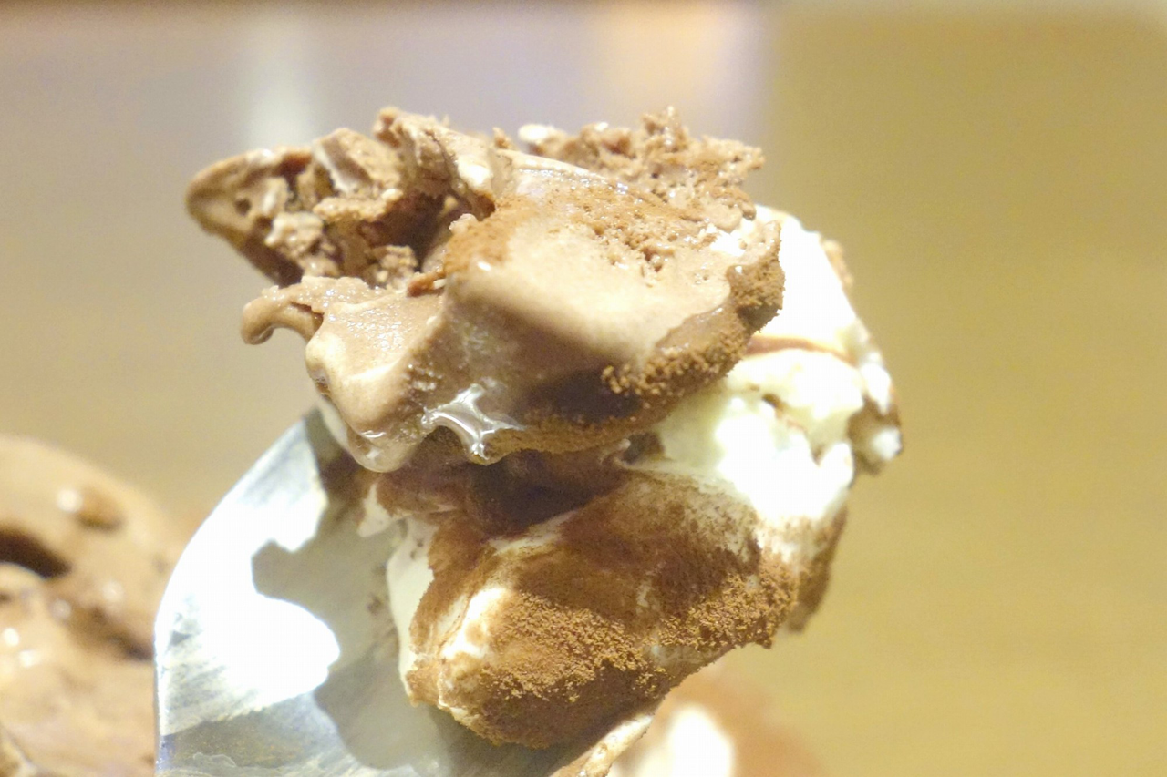 「ワグナリアスペシャルデザート　チョコレートパフェ　～宮越華すぺしゃる～　」の上部には、コクのあるチョコレートアイスクリーム、円やかな美味しさのクリームたっぷり！