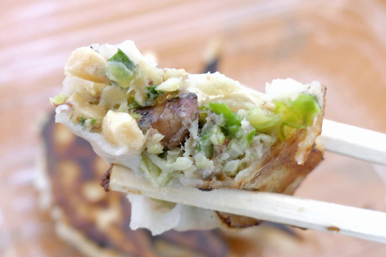 「八街落花生生餃子」は、さっぱりとした野菜餡に香ばしい落花生が入った焼餃子で、想像よりもさっぱりとした味わい！