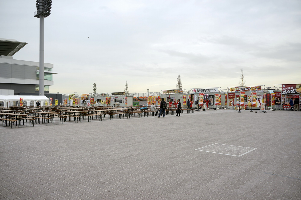 「TCKラーメン☆餃子フェス2016」の会場は、敷地が広大な大井競馬場。通路として使えるフリースペースも広く、キツキツのスペースで食べる食イベントなどと違って開放感があります