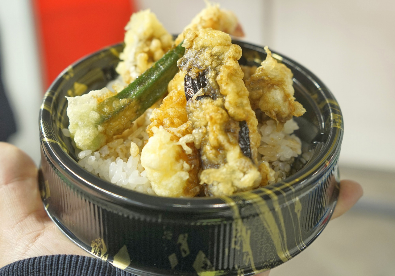 「小田原　黒天丼」は、濃いめな黒ダレをかけた海老の天ぷら、穴子の天ぷら、ナスの天ぷら、オクラの天ぷらをご飯の上に盛り合わせた天丼メニュー
