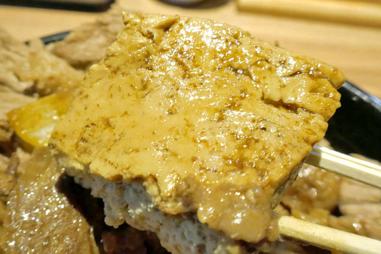 表面がタレの色に染まった豆腐は、中まで味がしみておらず塩気は非常にマイルド