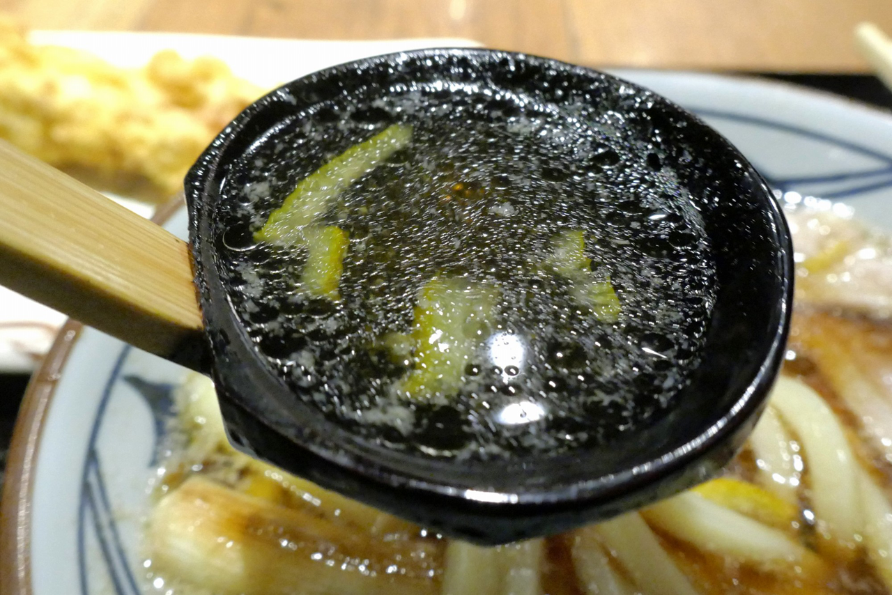 「鴨ねぎうどん」用の出汁はいつもの「丸亀製麺」の出汁よりも塩気、旨味、甘味は強めですが、薬味の刻み柚子のおかげで後味スッキリ！