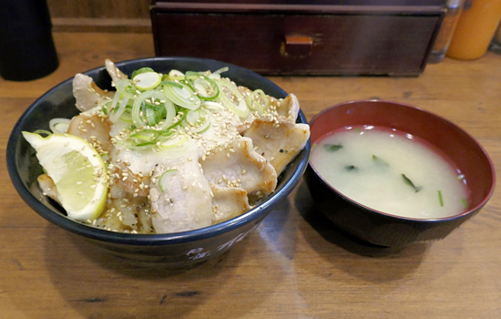 食レポ 脂ギッシュで力強い豚トロは がっついて食べたい 伝説のすた丼屋 冬の期間限定商品 極上ねぎ塩豚トロ丼 とろろのおかげで後味もスッキリ ネタとぴ