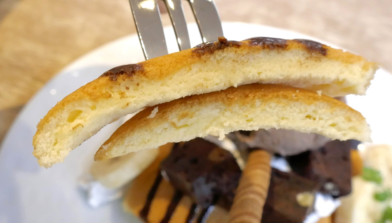 「パンツァーケーキ」のベースとなるパンケーキは、優しい甘さとふわふわ食感が特徴的！