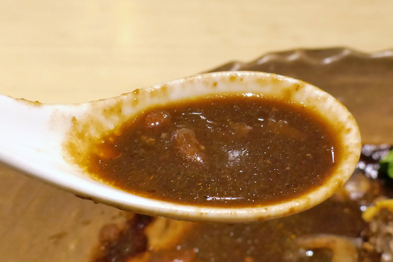 デミシチューは、仙台味噌の風味とコクに加えて、水気が多いことや、ほのかに酸味が効いていることで後味スッキリ！