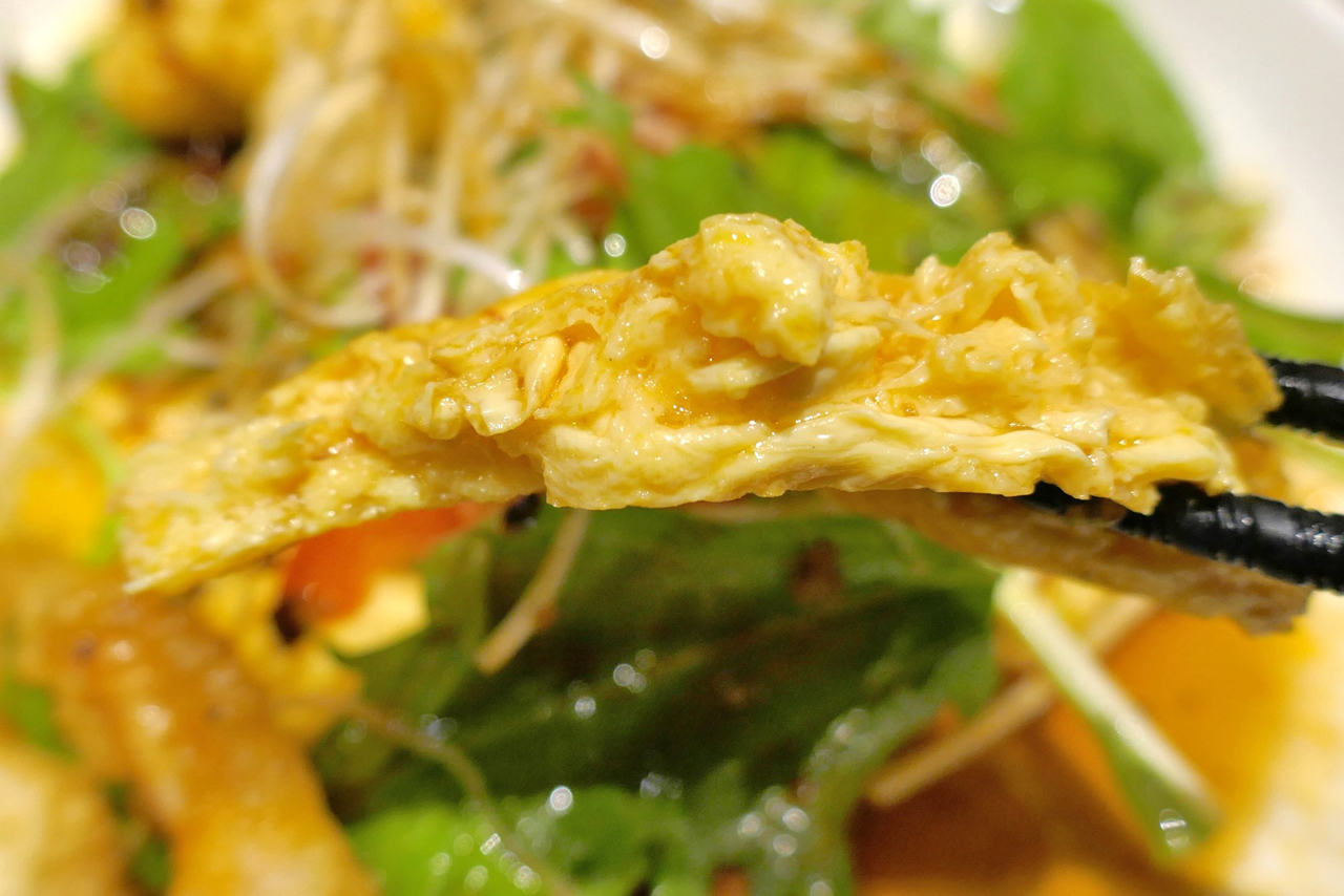 天津サラダの天津に相当する卵焼きは、ふわふわな食感でこちらもあまから旨ダレとマッチ！