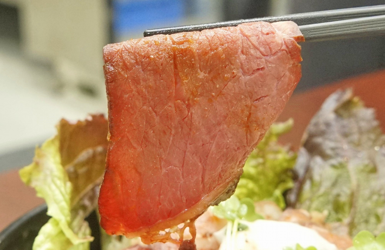 牛モモ肉のローストビーフには、ピリ辛な“ローストビーフソース”がすこぶるマッチ！