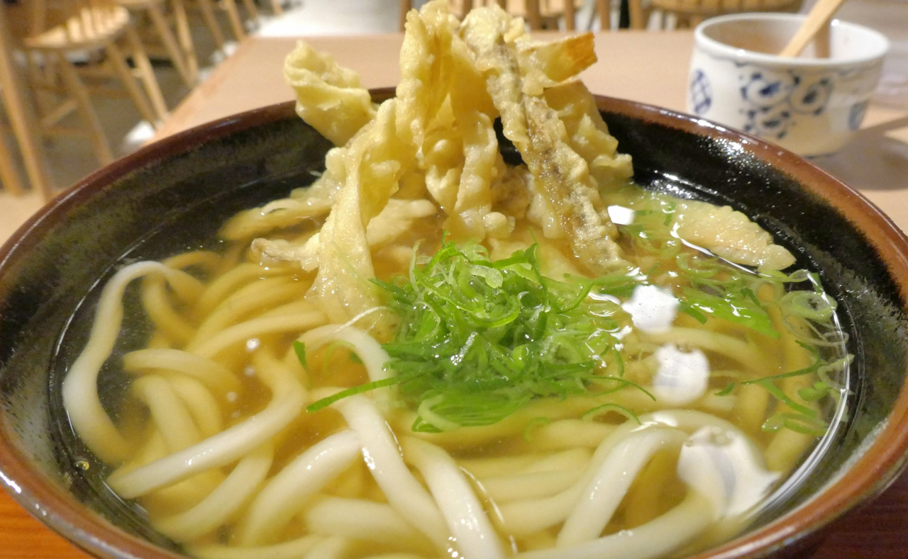 「ごぼ天うどん」は、ごぼうの天ぷらをメインに透明感満点な出汁をあわせたシンプル・イズ・ベストなうどんメニュー