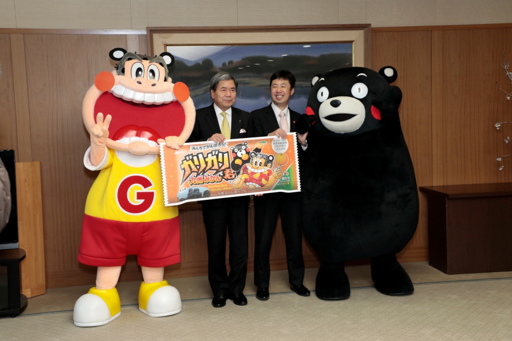 左から、ガリガリ君、熊本県知事 蒲島郁夫氏、赤城乳業 代表取締役社長 井上創太氏