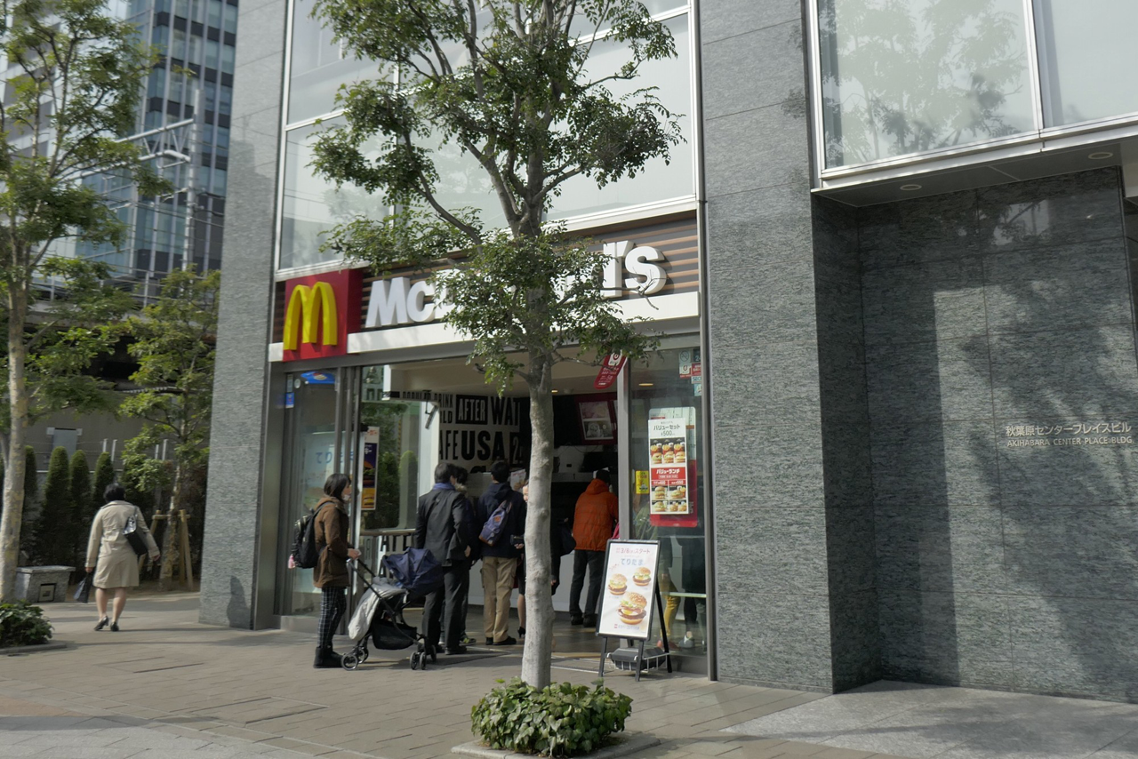 今回足を運んだ「マクドナルド　秋葉原駅前店」は、発売されたばかりのてりたまバーガーを求める人々で大混雑！