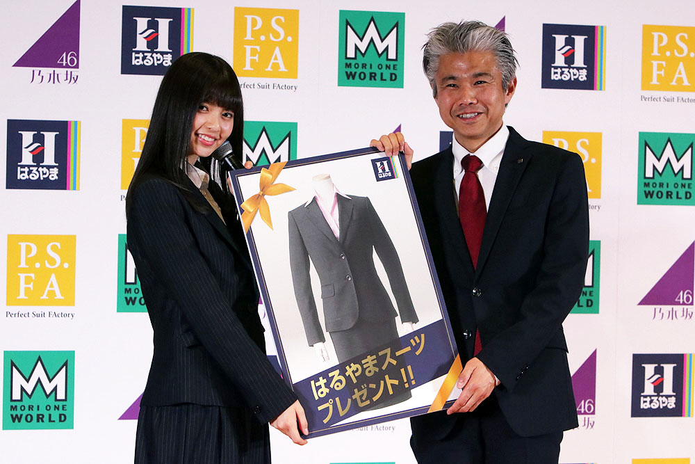 優勝した齋藤さんには、治山正史氏からはるやまのスーツ一着が「治山賞」としてプレゼント！