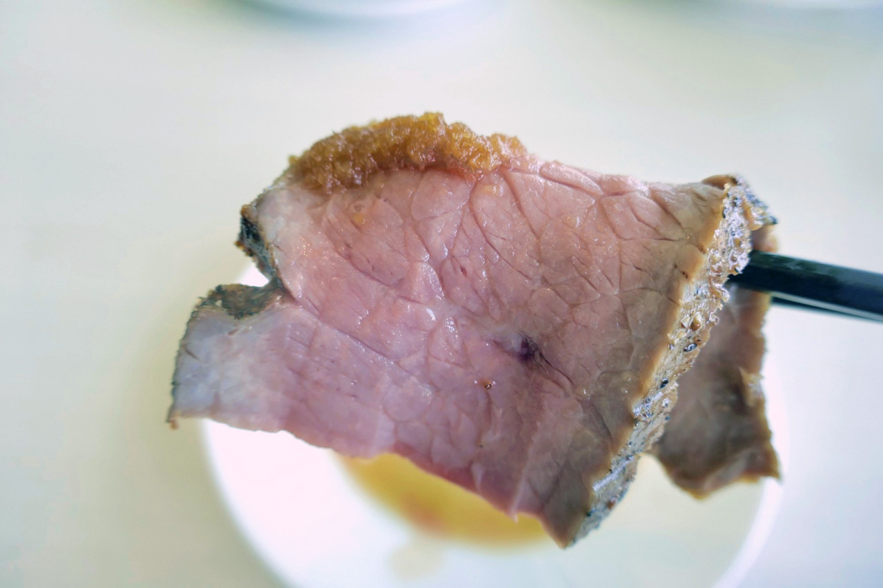 大きく分厚いローストビーフは、噛みしめるたびにお肉の旨味が染み出て絶品！
