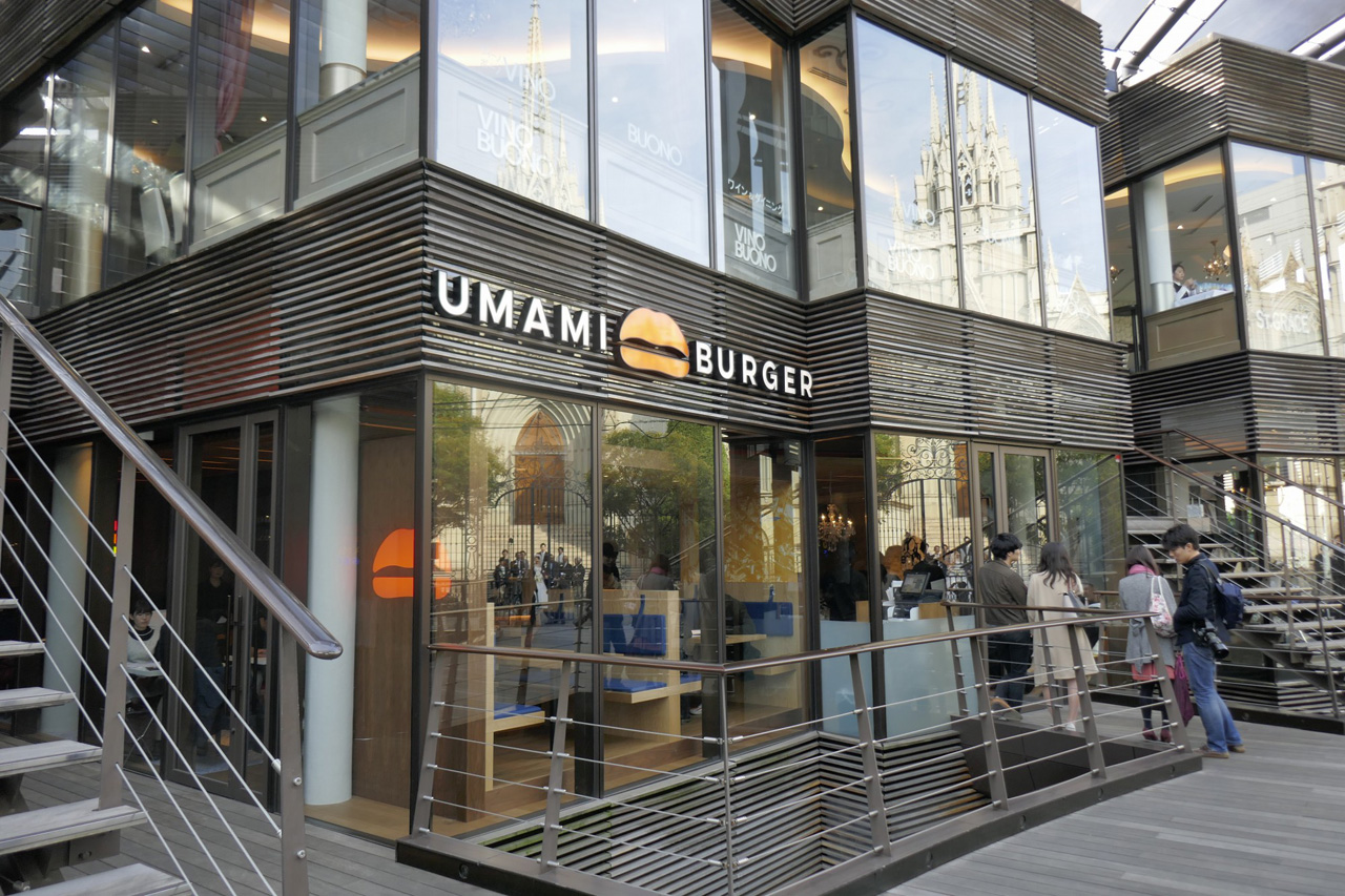 開店したばかりの「UMAMI BURGER　青山店」にスムーズに入店するには、ランチタイムや夕食時などのピークタイムを外して足を運ぶのがオススメ！