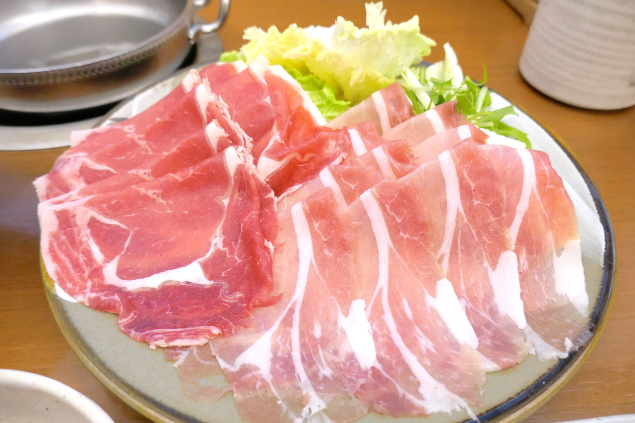 お肉が乗ったお皿には奥から時計回りに野菜、特選豚、国産牛が盛り付けられています