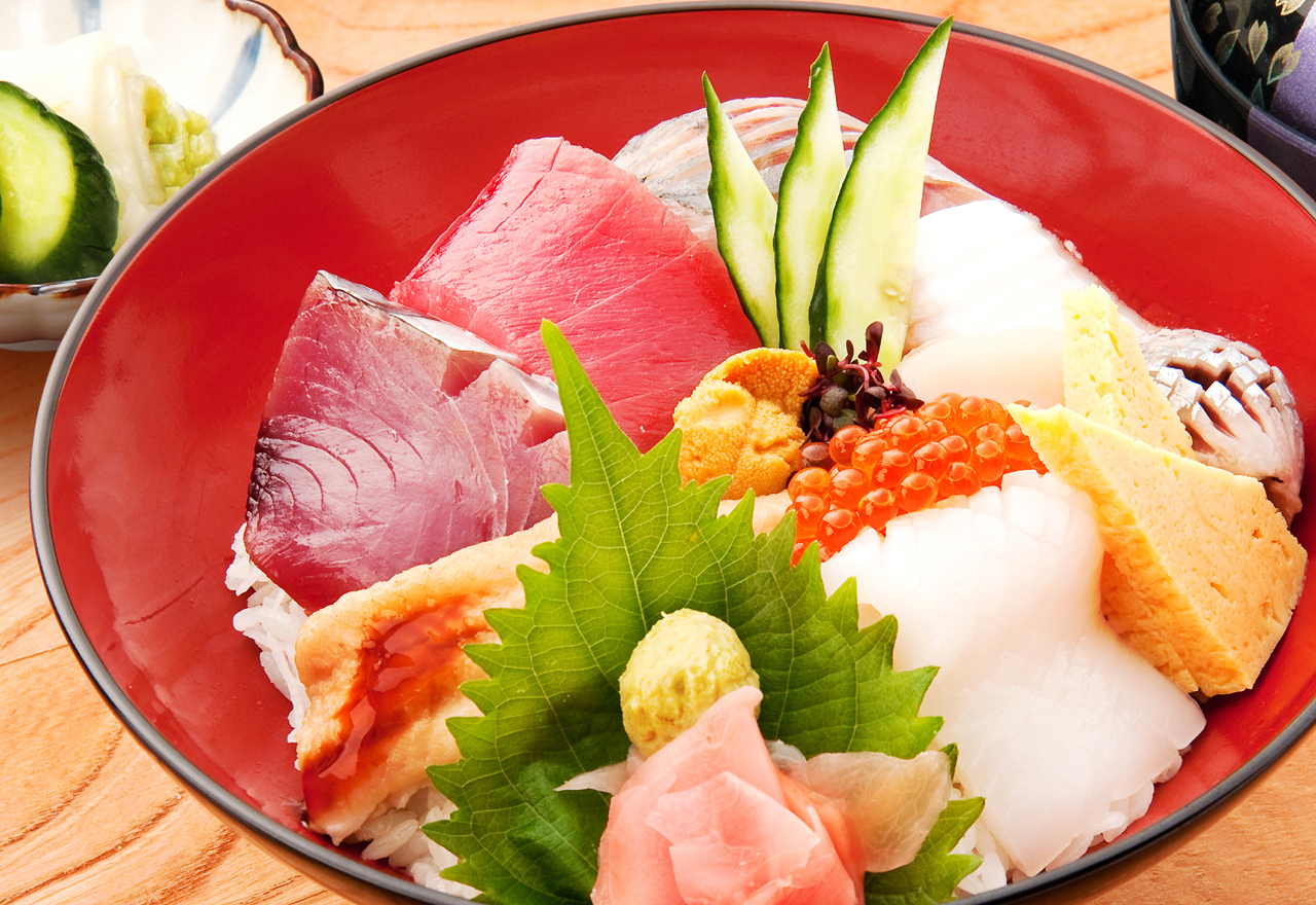 ウニやイクラ、マグロなど厳選ネタ10種を盛り込んだ豪華「海鮮丼」を税込500円で！