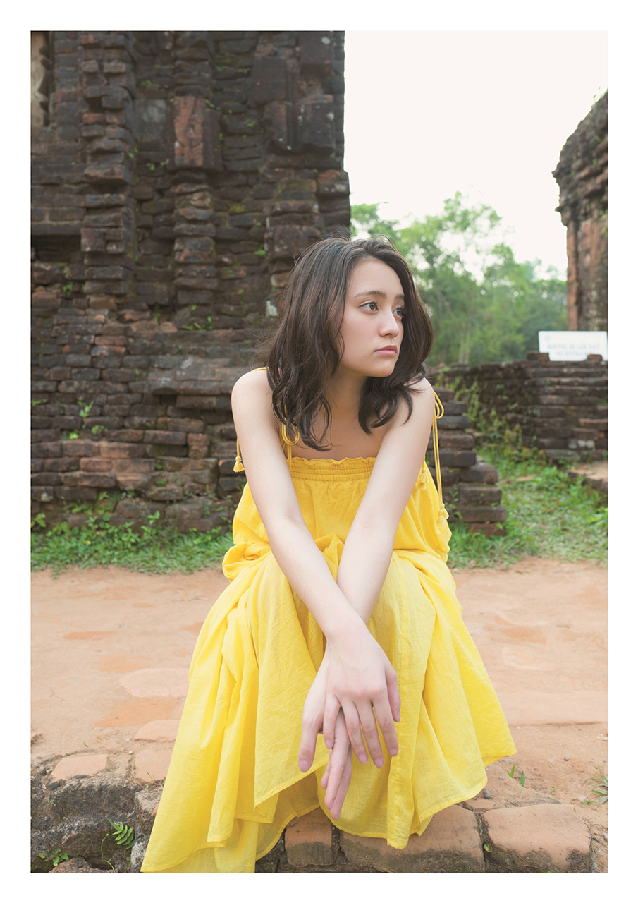 岡田さんのお気に入り、黄色いドレスを来てミーソンで撮影された写真