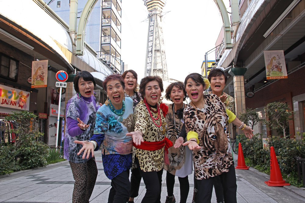 大阪のおばちゃんアイドルユニット「オバチャーン」のみなさん。オバチャーンのメンバー着用のヒョウ柄にはもれなくヒョウの顔がプリントされていますが、これが正しい大阪のヒョウ柄