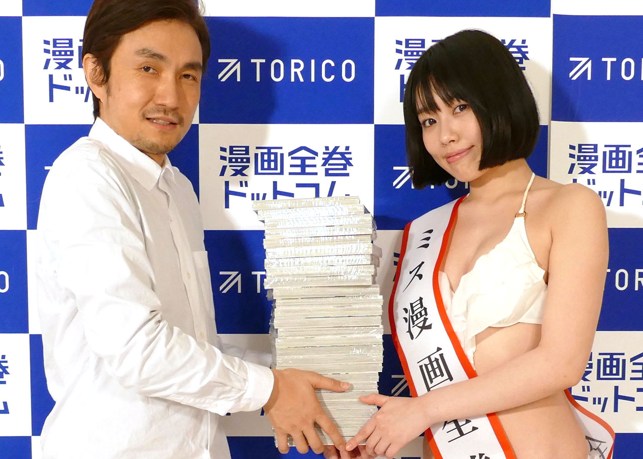 TORICO社長の安藤拓郎氏(左)から、しんたにもも子さん(右)に副賞を授与