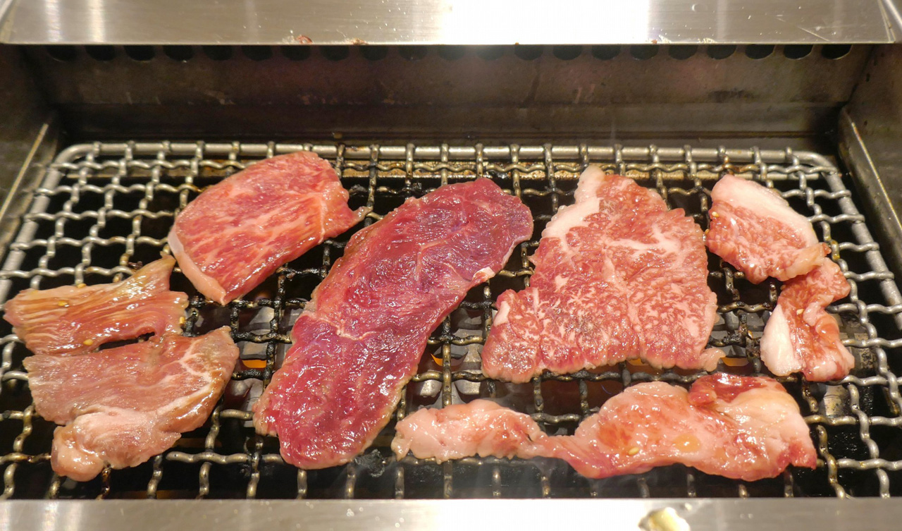 金網の上でお肉が焼きあがる姿は、サシの入ったお肉、赤身肉問わず非常に美味しそう！