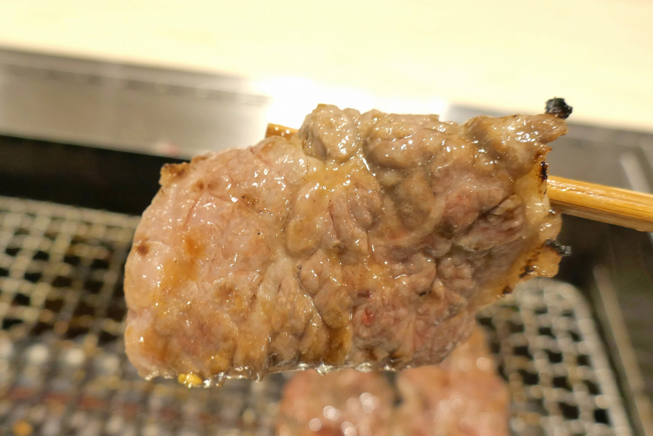 サシの入ったお肉は、脂の旨味と甘味がたっぷりで激ウマ！
