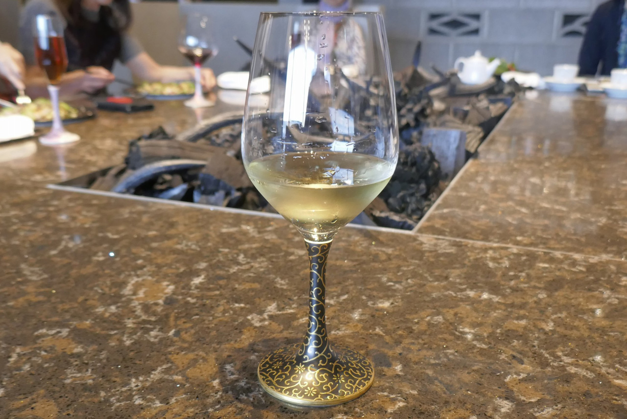 グラスの取っ手と台座の部分が九谷焼を使用した個性的なデザインのワイングラスで「白ワイン　リースリング」をいただきました