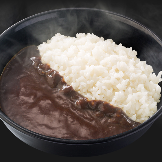 吉野家がカレーを15種類のスパイス配合の 黒カレー に本日8日 月 リニューアル 並盛350円 牛肉や納豆 半熟玉子 チーズトッピングも可能 ネタとぴ