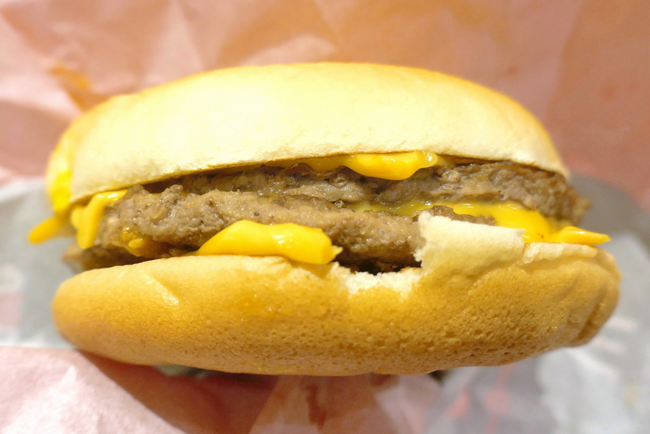 「裏ダブルチーズバーガー」は、パンチの効いたウマさと刺激的な辛さがあと引くガーリックチリの風味が効いてメッチャジャンクなウマさ！