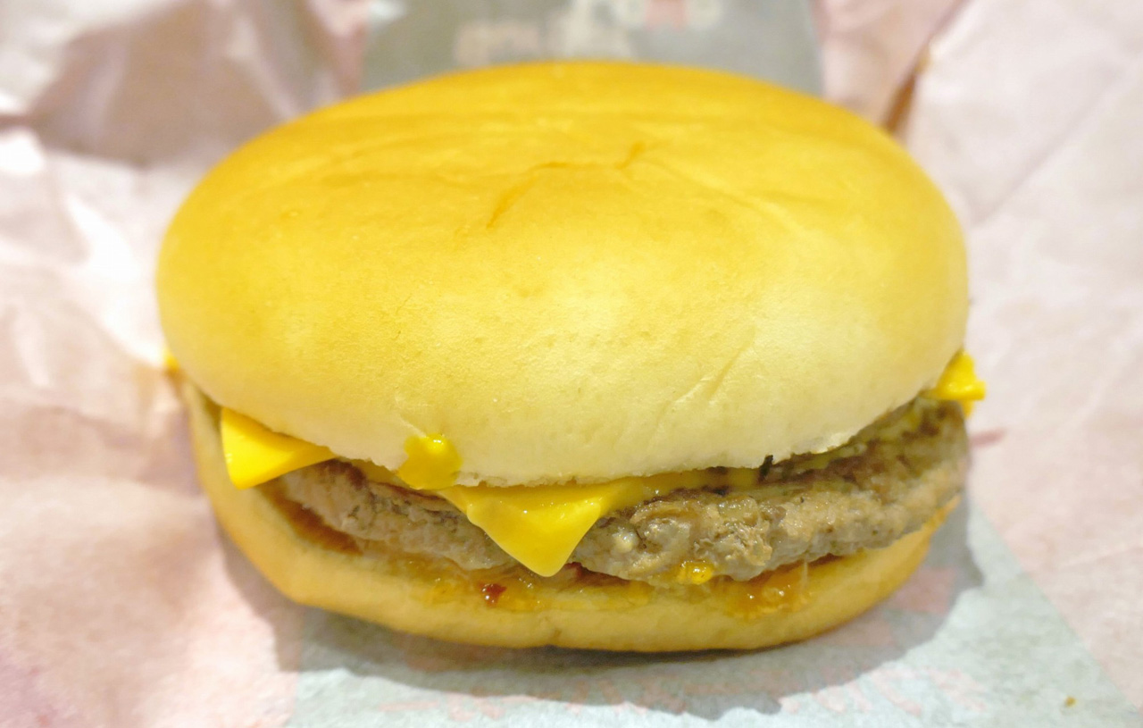 「裏ダブルチーズバーガー」のパット見の印象は、「ダブルチーズバーガー」そのものズバリなのですっごく地味