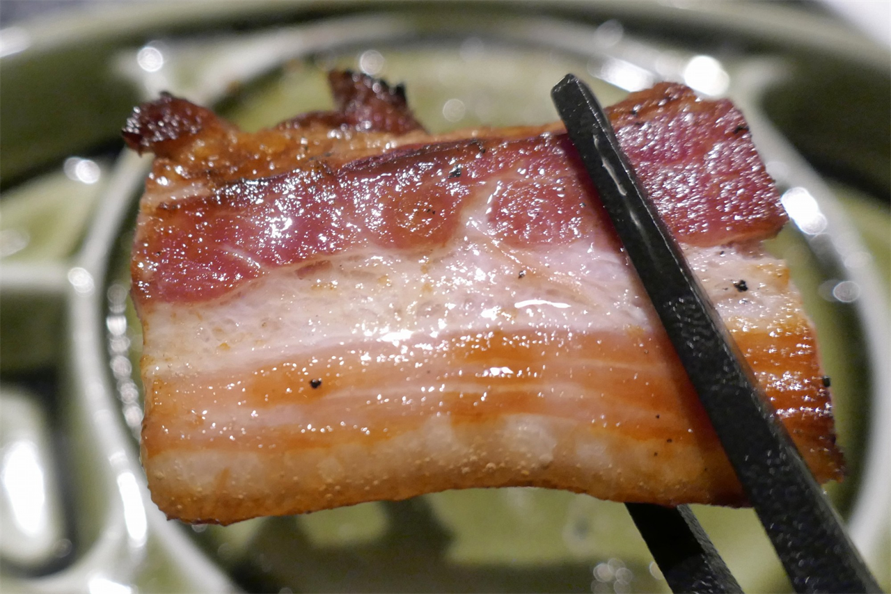 特に旨味が凝縮した上に燻した風味が心地よい、「雲仙赤豚　厚切りベーコン」がメチャウマ！