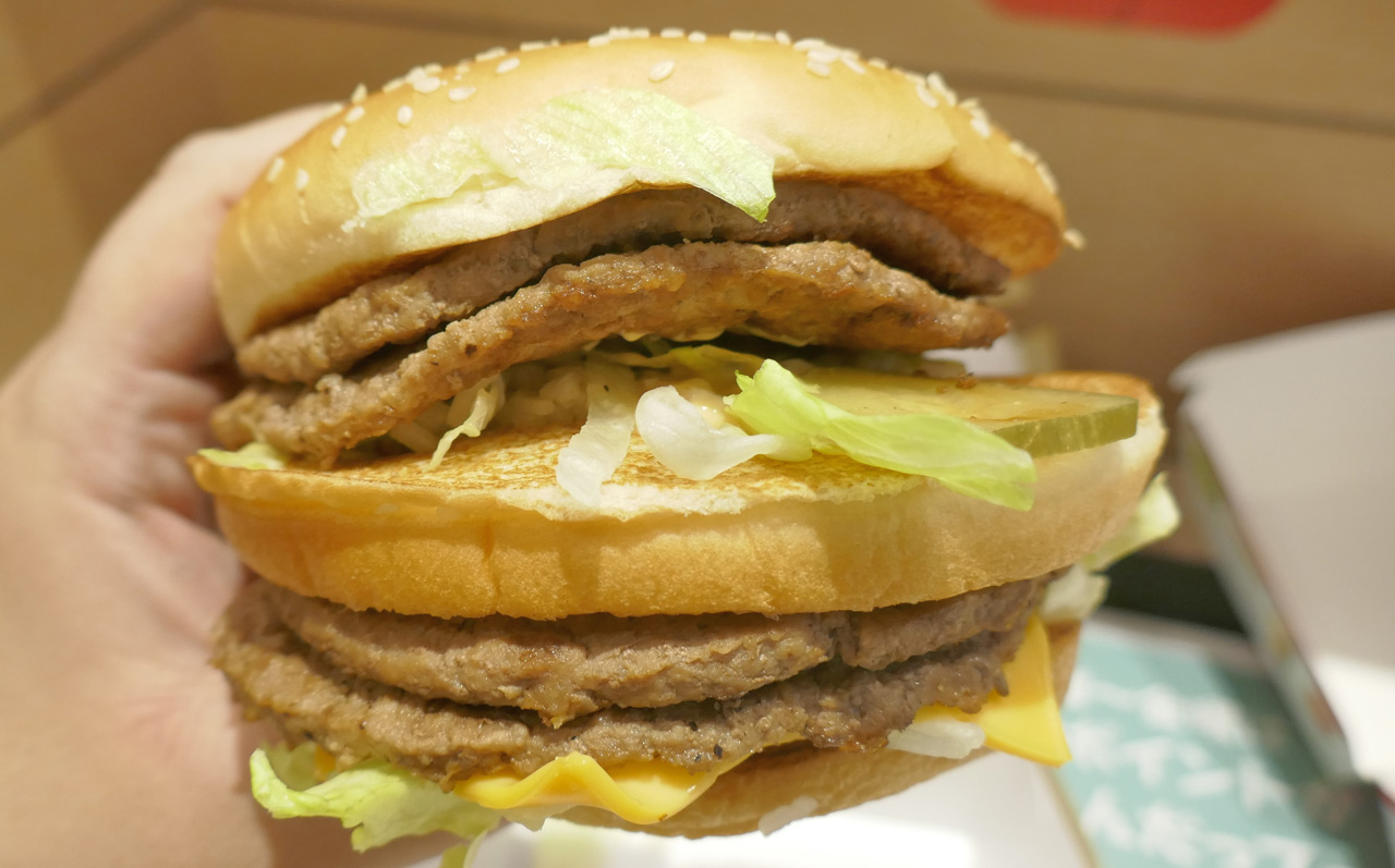 「ギガ　ビッグマック」はとにかくビーフパティの旨味、ジューシーさがパワフル。アメリカンなでっかいハンバーガーに憧れがあるならぜひお試しを
