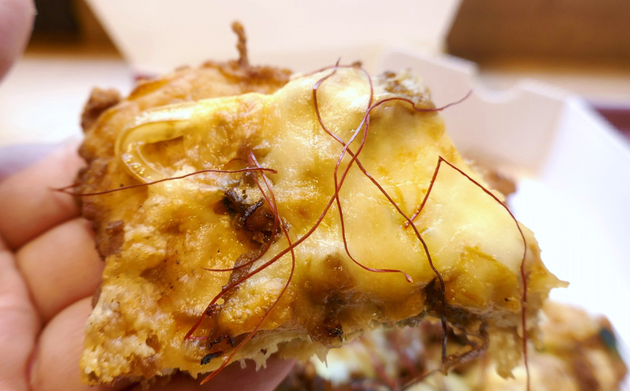 チーズたっぷりな「CHIZZA（プルコギ）」は、土台となるチキン、糸状の唐辛子、チーズがしっかりと絡んでウマい！