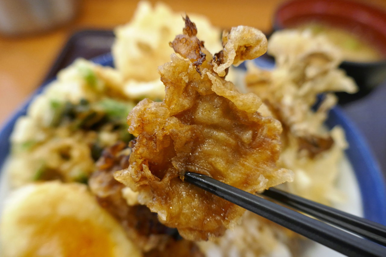 メインの豚角煮天ぷらは、柔らかく脂の旨味と甘いタレの風味がこだまする力強い味わい$$