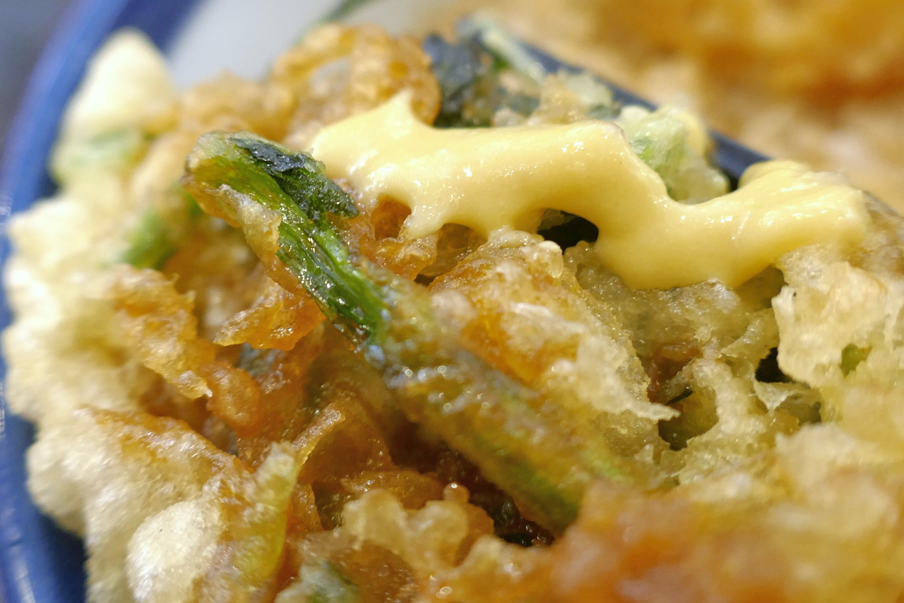 からしをつけて食べるとよりスッキリとほうれん草の天ぷらが楽しめます