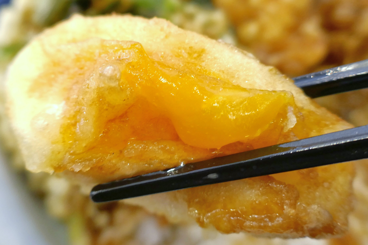 ハーフ玉子天ぷらは黄身がとろける半熟仕様で、濃厚で口の中に絡みつくような黄身の美味しさが最高です