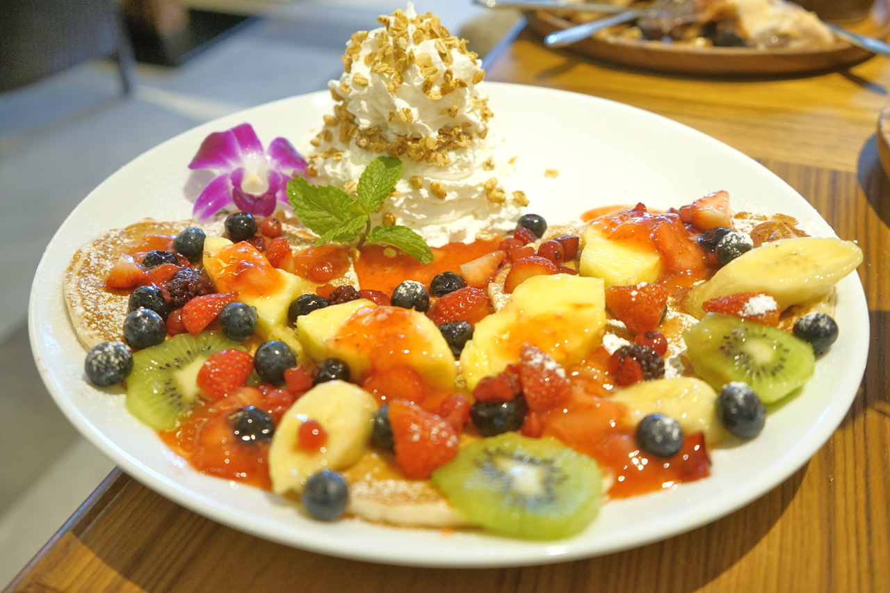 「La Ohana　フルーツスペシャル」は、パンケーキの姿が見えなくなるくらいに生クリーム、各種フルーツがたっぷり！